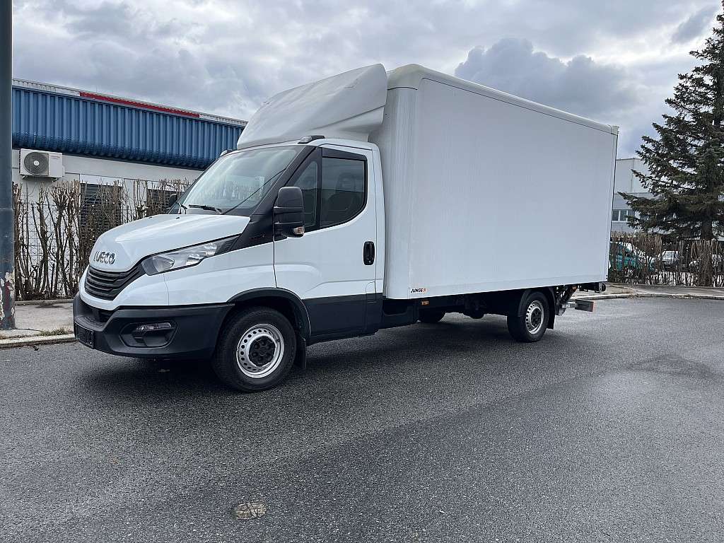 IVECO Kleintransporter mit Ladebordwand