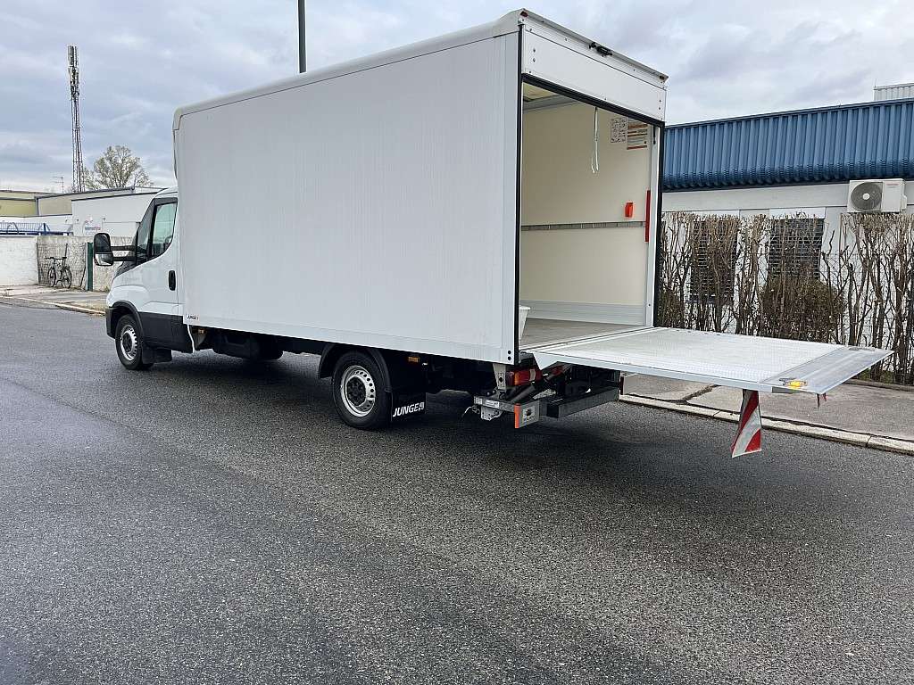 IVECO Kleintransporter mit Ladebordwand